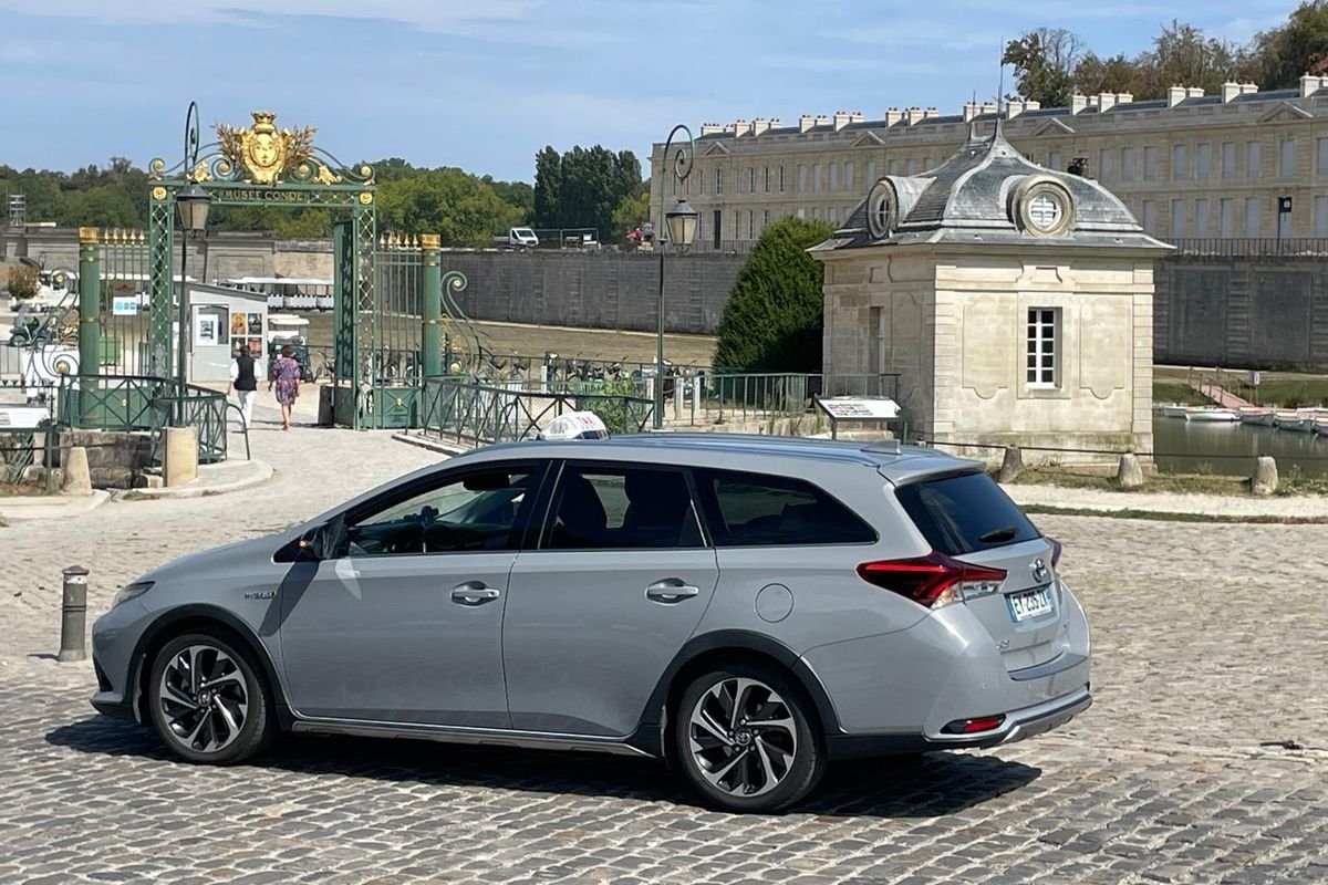 Le taxi S&S à l’entrée du château de Chantilly